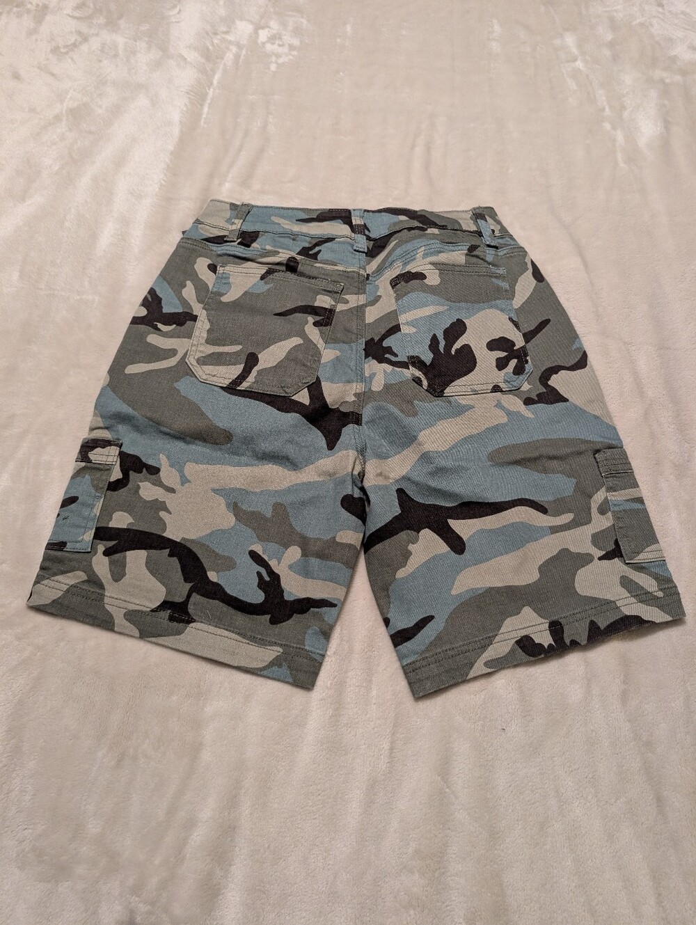 Flamingals Camo Print Patch Pocket Mid Rise Bermuda Shorts NWT Large - Picture 8 of 12